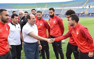 السيسي يزور المنتخب الوطني لكرة القدم خلال تدريباته بإستاد الدفاع الجوي
