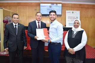 رئيس جامعة سوهاج يكرم 126 طالب اجتازوا دورة اللغة الإنجليزية بالجامعة