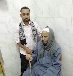 أطباء مستشفي سوهاج الجامعي يمزقون تذكرة مريض بالسرطان ويرفضون علاجه