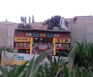 سقوط شاحنة نقل ثقيل من أعلى الطريق الإقليمي