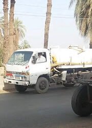 سيارة كسح بدون أرقام مرورية تفرغ حمولتها على طريق قرية الصلعا فى سوهاج