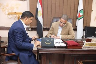 محافظ سوهاج يجتمع برئيس “أخميم” لمناقشة عدداً من الملفات