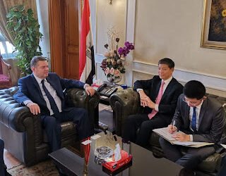 وزير قطاع الأعمال العام يبحث مع سفير الصين بالقاهرة مجالات التعاون المشترك