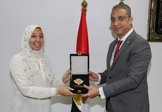 محافظ سوهاج يكرم الطالبة “هاجر” الأولى “علمي علوم” على مستوى الجمهورية