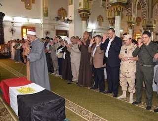 محافظ بني سويف يتقدم  جموع مشيعى الجنازة العسكرية  للشهيد “حسن أحمد مبروك”