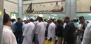 ازدحام شديد بصالات السفر بمطار سوهاج ومصدر يؤكد موظف فقط يقوم بختم الجوازات