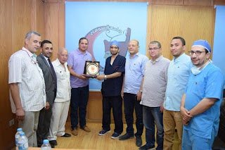 استشاري مناظير الصدر بانجلترا يجري 11 عملية جراحية بمستشفي سوهاج الجامعي.