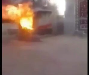 فيديو.. اشتعال محول كهرباء بقرية السقرية فى المنشاه بسوهاج والأهالى يطفئونه بالماء