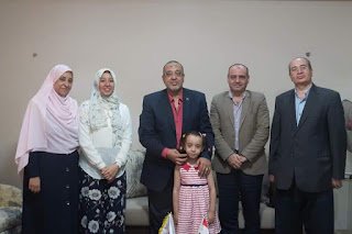 وكيل تعليم سوهاج  يشارك أسرة الطالبة الأولى على الجمهورية في الثانوية العامة فرحتها