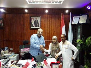 الدكتور النيلي يهنئ كفيفةالثانوية العامة بمطروح