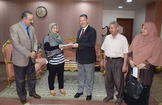 محافظ بني سويف يكرم الطالبة( أميرة سمير) ثاني الجمهورية في الثانوية العامة ويهديها جهاز تابلت...