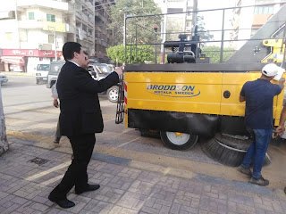 محافظ القليوبية يشهد تجربة مكنسة شفط الاتربة  بمدينة بنها