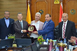 محافظ بني سويف ورئيس الجامعة يكرمان عمداء المعاش