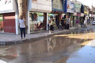 محافظ سوهاج يحيل واقعة انفجار ماسورة مياه شارع الجمهورية للنيابة العامة.. (صور)
