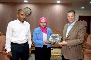 محافظ بني سويف يكرم (سارة) ثاني الجمهورية في الثانوية العامة.. ويطالبها بمواصلة التفوق
