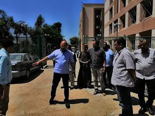 رئيس جامعة سوهاج يتابع أعمال رصف المستشفى الجامعي. . (صور)