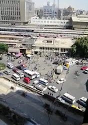شاهد.. مختل عقليا يطلق النار على المواطنين برمسيس بعد خطفه بندقية من مجند