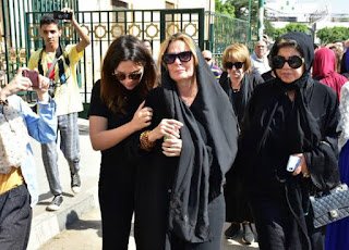 وفاة والدة الفنانة يسرا.. ونجوم الفن يساندونها في الجنازة