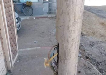أسلاك عارية تخرج من أعمدة الكهرباء وتهدد حياة المارة بشارع البحر بسوهاج وأخر بميدان العارف