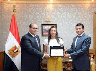 وزير الشباب والرياضة يكرم البطلة العالمية فريدة عثمان