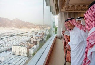 وصول الملك سليمان إلى منى للإشراف على راحة حجاج بيت الله الحرام