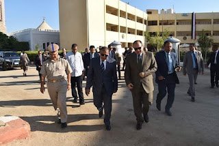 بالصور..محافظ الفيوم يزور مرضى المستشفى العام ونزلاء دور الأيتام والمسنين وفرق الأمن لتهنئتهم بالعيد