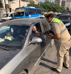 بالصور .. ضباط قسم مرور المحله يوزعون ورود وكروت معايده على المواطنين عقب صلاة عيد...