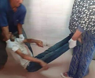 عمال مستشفي كفر الزيات يلقون مواطن مصاب بالإيدز بالشارع ..