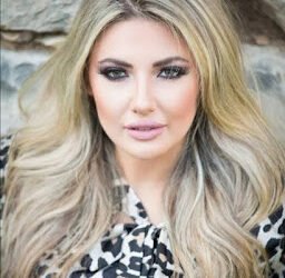 طليقة وائل كفوري تقود تظاهرة نسائية في لبنان