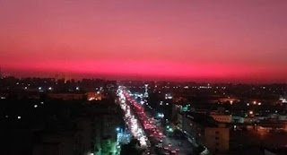 السماء الحمراء تحير سكان القاهرة.. والأرصاد تكشف السبب