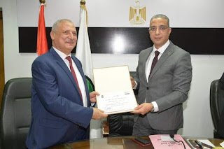 محافظ سوهاج يكرم السكرتير العام ويهديه درع المحافظة