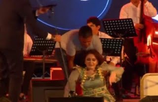 سقوط مروع لميادة الحناوي على خشبة مسرح مهرجان صفاقس بتونس (فيديو وصور)