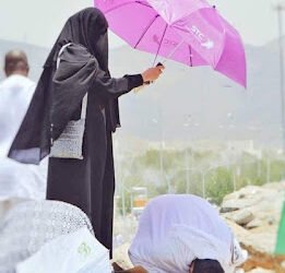 شاهد.. تساقط الأمطار على حجاج بيت الله بجبل عرفات