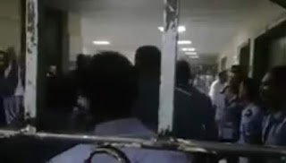 أمن مستشفى سوهاج الجامعي يعتدي بالضرب على أهالي مريض (فيديو)