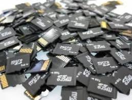 إحباط محاولة تهريب 60 فلاشة و500 كارت ميموري...