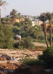 سيارة كسح تلقي حمولاتها في الترعة الرئيسية بسوهاج.. وغضب بين الأهالي