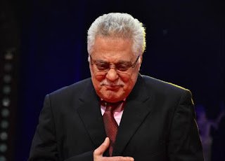 شاهد.. لحظة بكاء الفنان توفيق عبدالحميد أثناء تكريمه