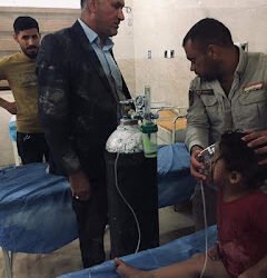 مشهد مروع لعضو عراقي ينقذ حياة طفلة سقطت في بالوعة صرف صحي (صور)
