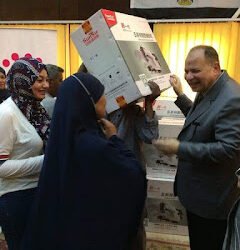 محافظ الفيوم يسلم مشروعات صغيرة للسيدات ضمن “من الاحتياج إلى الإنتاج”