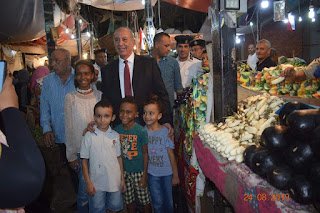 بالصور.. محافظ البحر الأحمر يتفقد سوق الخضار