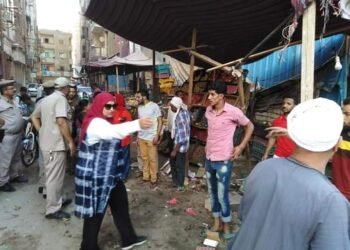 بالصور.. حملة مكبرة لرفع الإشغالات بحي غرب سوهاج