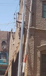 استجابة لـ” الخبر المصري “.. محافظ سوهاج يأمر باستبدال عمود كهرباء مائل بقرية الصلعا