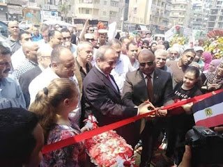 بالصور .. ” حسونة وحمزة ” يفتتحان معرض الملابس والمستلزمات المدرسية بالمحلة