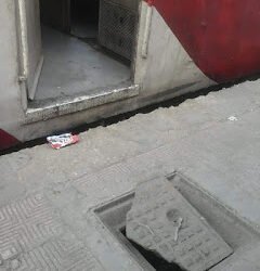 بالوعة صرف مفتوحة على رصيف رقم 3 بمحطة قطار سوهاج