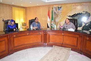 بالصور.. محافظ الفيوم يبحث مشاكل قرية بني صالح مع الأهالي