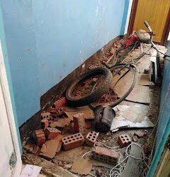سقوط حائط من برج مخالف على عقار مجاور بسوهاج.. وسكانه يستغيثون بالمحافظ