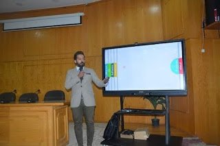 شاشات ذكية في تكنولوجيا التعليم بجامعة الفيوم