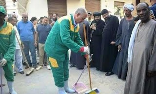 بالصور.. محافظ البحر الأحمر يرتدي ملابس عمال النظافة