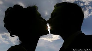 الأوقاف السورية توضح حقيقة “غرامة القبلة”