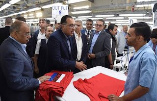 بالصور.. مدبولي يزور مجمعا لصناعة المنسوجات بالمنيا